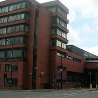曼彻斯特大学（The University of Manchester），英国八大最著名学府之一，世界50强顶尖名校，历年最高世界排名为全球第26名，英国著名的六所“红砖大学”之首，英国常春藤名校联盟罗素大学集团的创始成员，始建于1824年，位于英国第二大城市曼彻斯特。