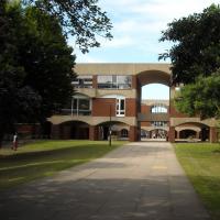 萨塞克斯大学（University of Sussex），又译作苏塞克斯大学，位于英国南部布莱顿镇附近，距离布莱顿市有6.4公里。它是英国20世纪60年代新大学浪潮成立的第一批学校之一，于1961年取得皇家特许证，获准成立大学。同年十月，大学录取了第一批学生。成立之初，萨塞克斯大学就以对战后社会的分析，以及各个学科的创新教学和研究方式而闻名。从建校至今，萨塞克斯大学已有3位诺贝尔奖得主。