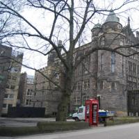 爱丁堡大学是罗素集团（Russell Group）（成员大学都是以研究为引导的英国大学）的成员。它也是唯一一所 （除牛津和剑桥外） 成为Coimbra group和 the LERU : 两个欧洲大学领导协会成员的大学。依据在2005 年泰晤士报排名，在大约120个英国学院中，爱丁堡名列第五。在 2005 年，它被苏格兰星期天泰晤士报评为年度苏格兰大学。在上海交通大学的世界大学排名中， 爱丁堡在欧洲排列第十，在全世界排名第30。爱丁堡大学是Universitas 21（研究型大学的国际协会）的一员。