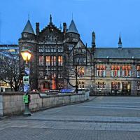 爱丁堡大学图书馆成立于1580年，尽管它的藏书规模不能与剑桥、哈佛的图书馆相媲美，但它也是世界上最大、最重要的学术性图书馆之一。爱丁堡大学图书馆藏书十分丰富，其中不乏珍品，它吸引了来自世界各地的学者和研究者。