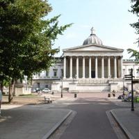伦敦大学学院（University College London，简称UCL）是一所创建于1826年的综合性大学。一直以来与牛津大学、剑桥大学、帝国理工学院（IC）和伦敦政治经济学院（LSE）一起并称为G5超级精英大学。也是英国金三角名校的一员，享有英国政府最多的财政预算。拥有26位诺贝尔奖得主与3位菲尔兹奖得主。从诗人泰戈尔到圣雄甘地，从轻武器专家勃朗宁到发明电话的贝尔，都曾就读于UCL。UCL在主要世界大学排名中一直名列前茅。