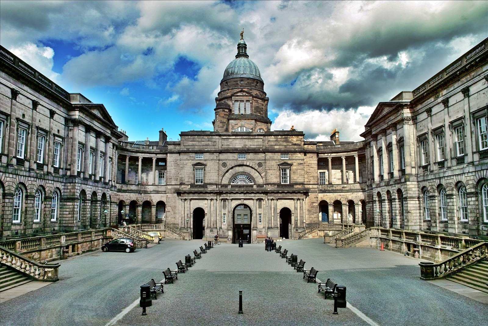根据2013/4年qs世界大学排名,爱丁堡大学被列为苏格兰首位,英国第五位